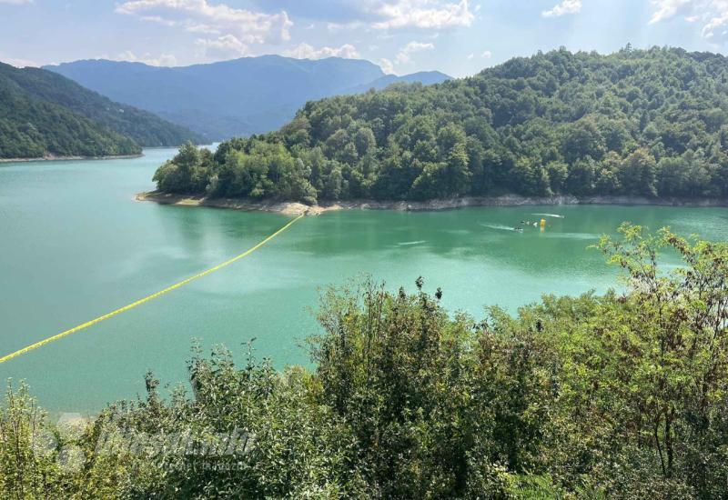 Postavljene su barijere s ciljem saniranja mogućeg izlijevanja goriva - Počelo izvlačenje helikoptera OS BiH iz Jablaničkog jezera 